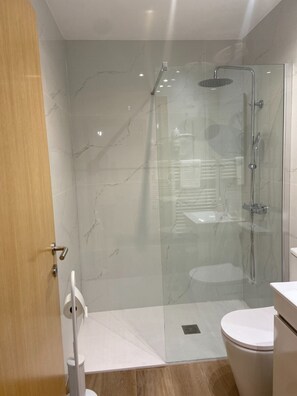 A modern bathroom with a glass-enclosed shower, a toilet, and a sink. - Plátanos & River Views II (Ponte de Lima)