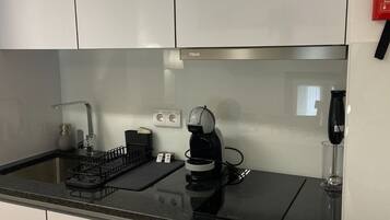 Een koelkast, een magnetron, een kookplaat