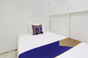 Desk, free WiFi, bed sheets - Hotel O Karomah Kostel Syariah (Semarang)