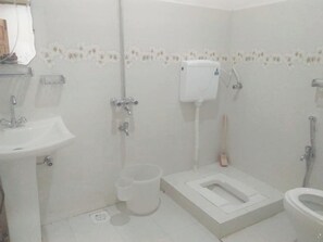 Kamar Double Deluks | Kamar mandi | Shower, perlengkapan mandi desainer, handuk, dan sabun