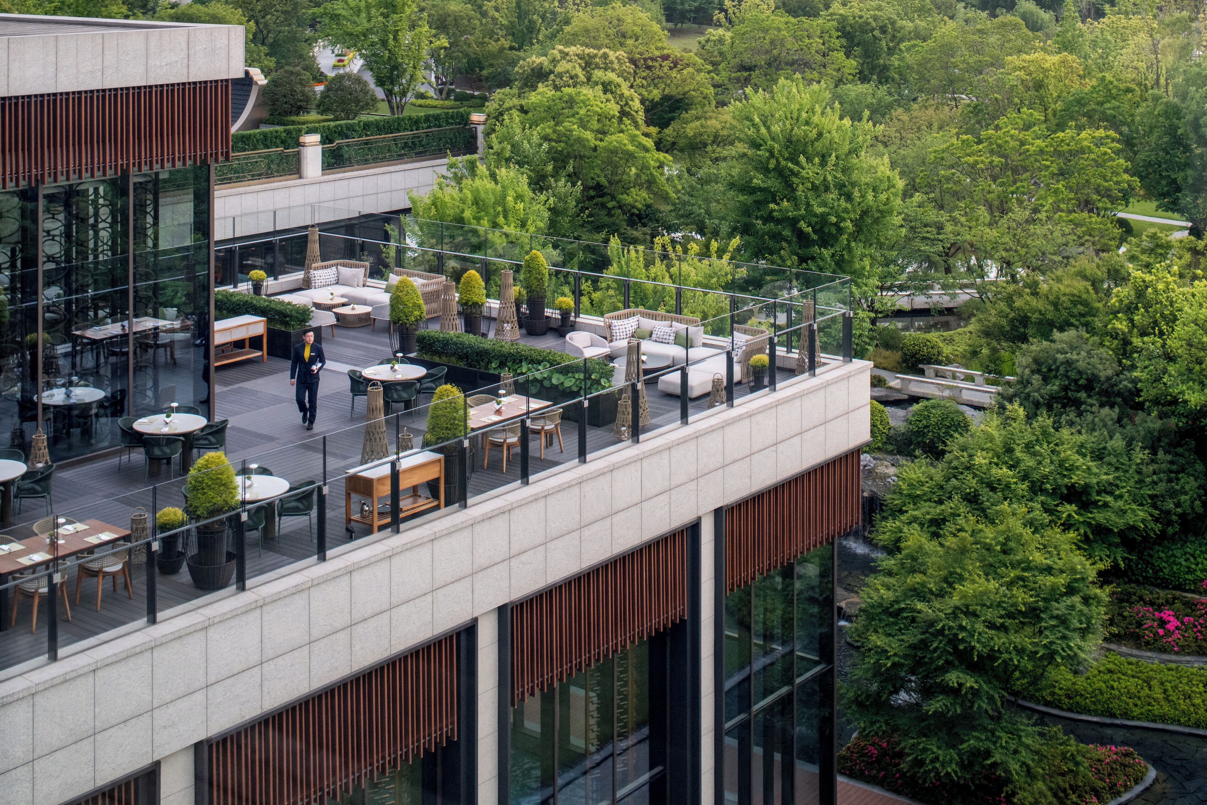 3 restaurants; breakfast, lunch, dinner and brunch served 
