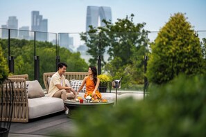 3 restaurants, breakfast, lunch, dinner served; international cuisine