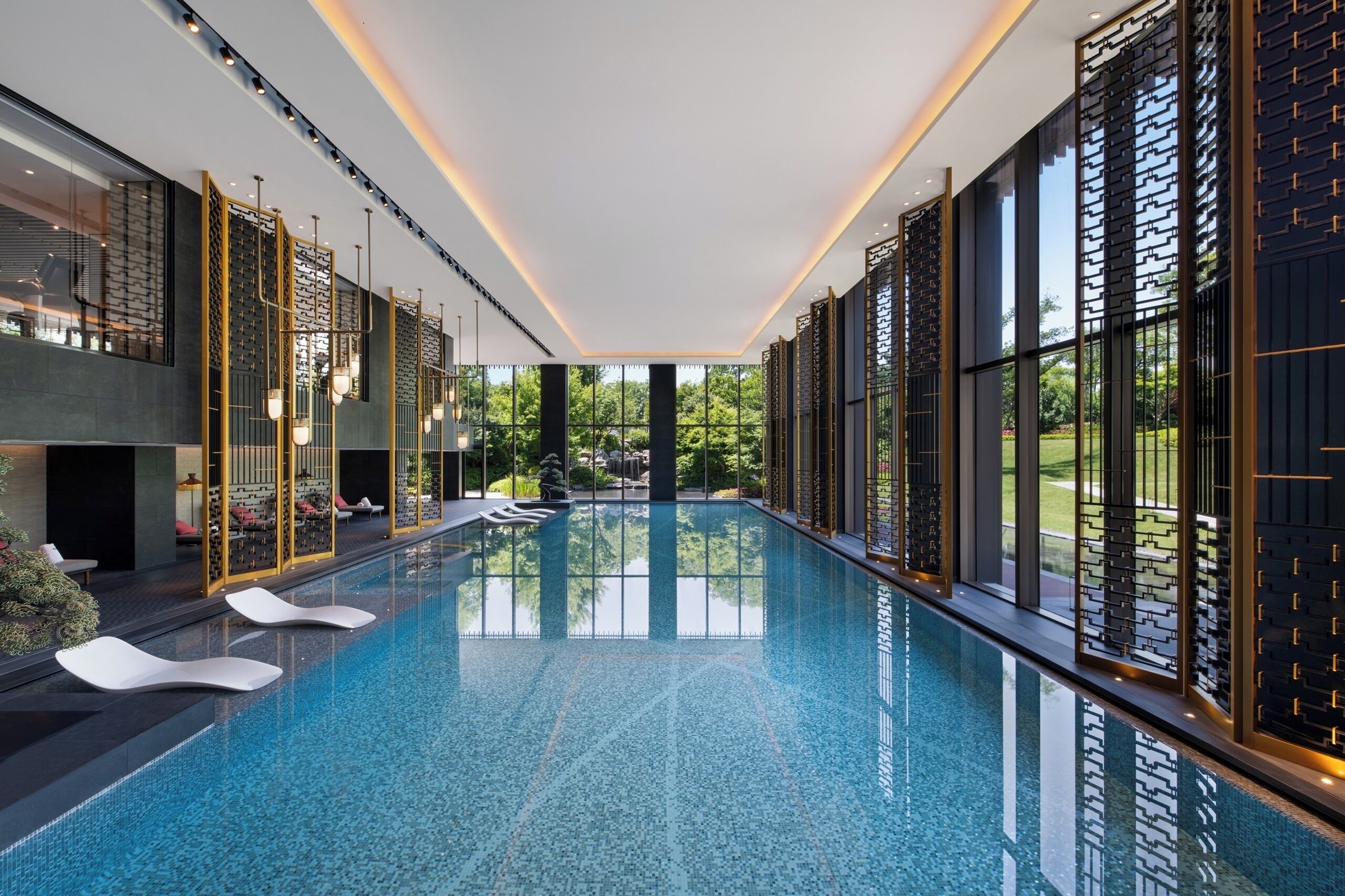 Piscina coperta, piscina stagionale all'aperto