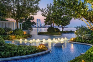Indoor pool, seasonal outdoor pool - Four Seasons Hotel Suzhou (Suzhou)