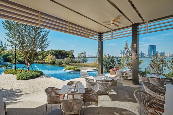 3 restaurants, breakfast, lunch, dinner served; international cuisine 