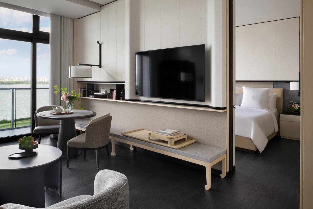 Suite – deluxe, 1 kingsize-seng, ikke-røyk, utsikt mot innsjø | Minibar, safe på rommet, skrivebord og skrivebord for bærbar PC
