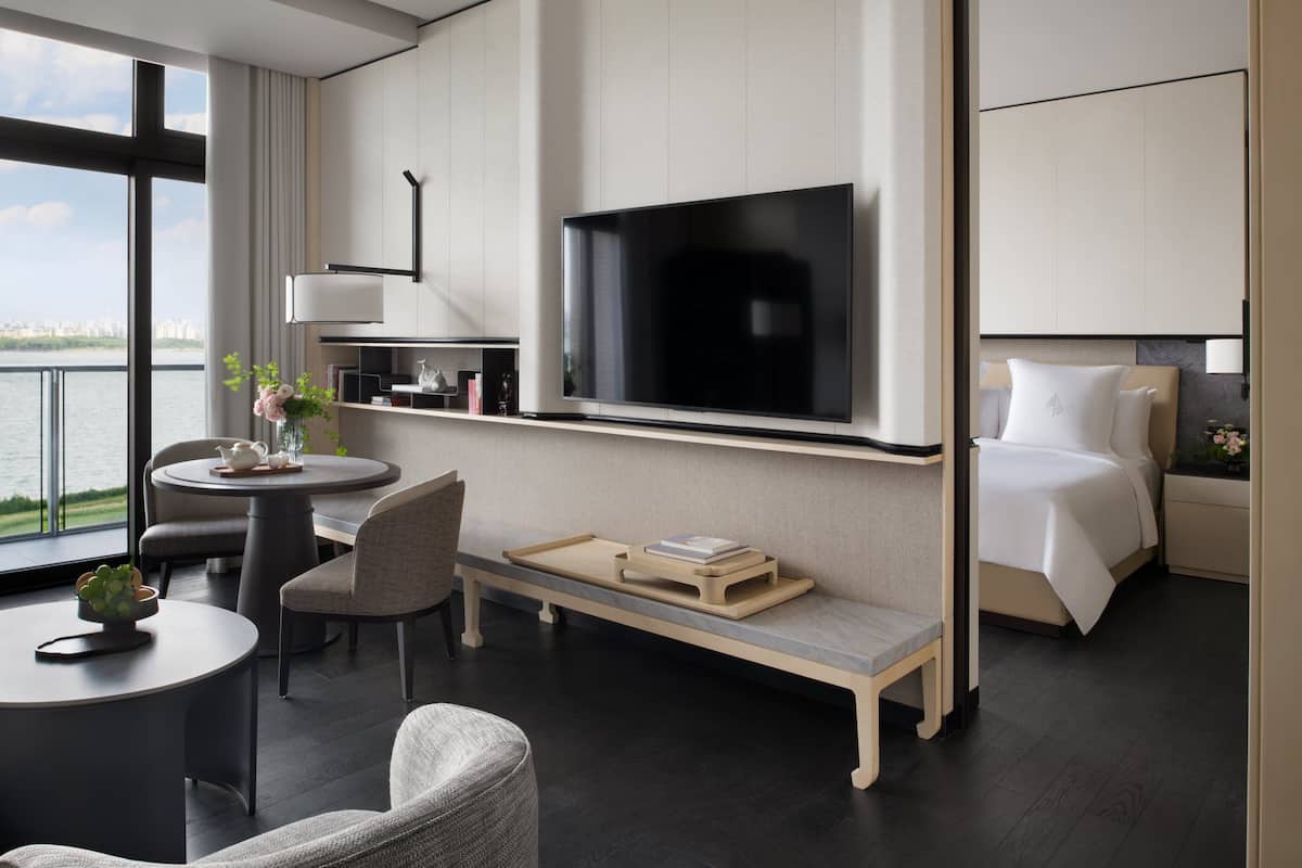 Svit Deluxe - 1 kingsize-säng - icke-rökare - sjöutsikt | 1 sovrum, minibar, värdeförvaringsskåp på rummet och skrivbord