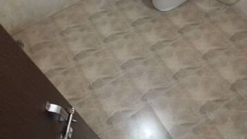 Executive Room | Bathroom | Shower, rainfall showerhead, hair dryer, bathrobes