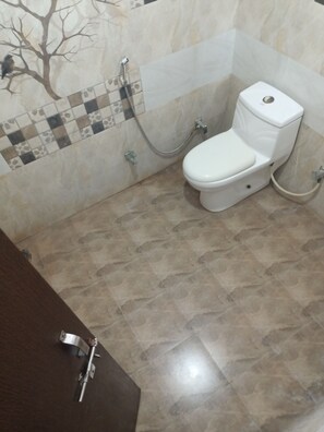 Deluxe Room | Bathroom | Shower, rainfall showerhead, hair dryer, bathrobes - Buransh Heli Resort (Ukhimath)