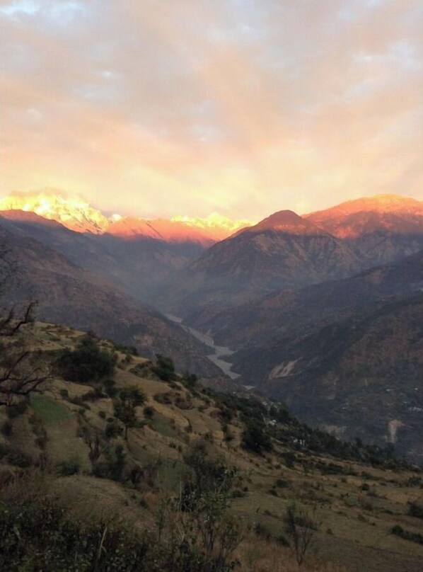 A mountainous landscape with a valley and a river. - Buransh Heli Resort (Ukhimath)
