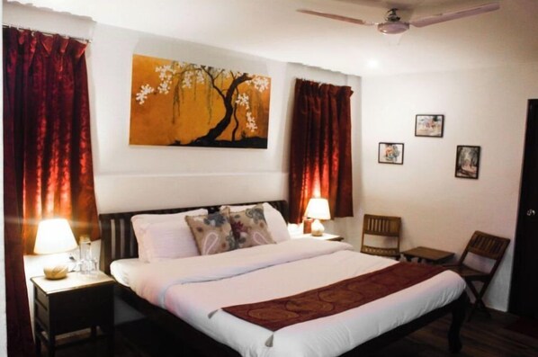 Desk, iron/ironing board, bed sheets - Buransh Heli Resort (Ukhimath)