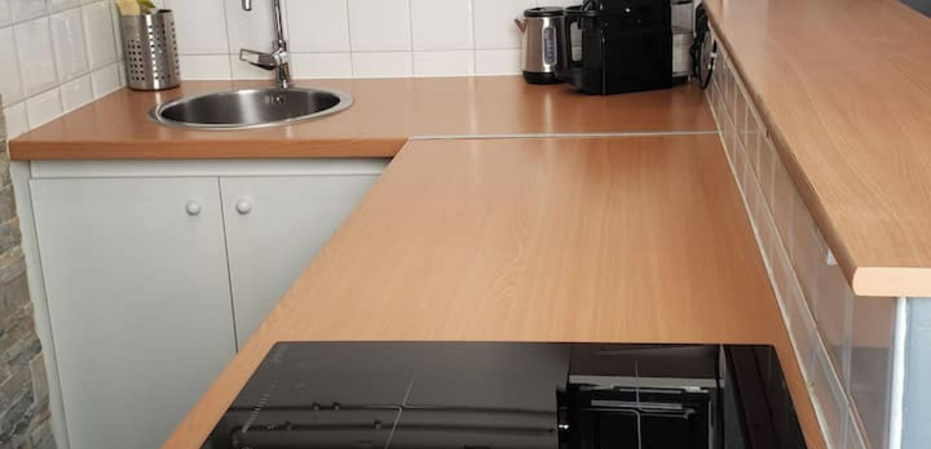 Réfrigérateur, four à micro-ondes, surface de cuisson, cafetière-théière