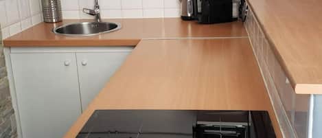 Kühlschrank, Mikrowelle, Herdplatte, Wasserkocher mit Kaffee-/Teezubehör