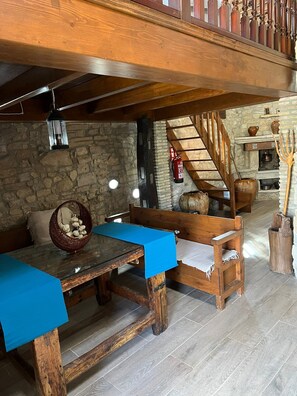 Dining - Masia CAN Tronc Casa Rural Tranquila,disfrutar en la Naturaleza en Familia (BARCELONA)