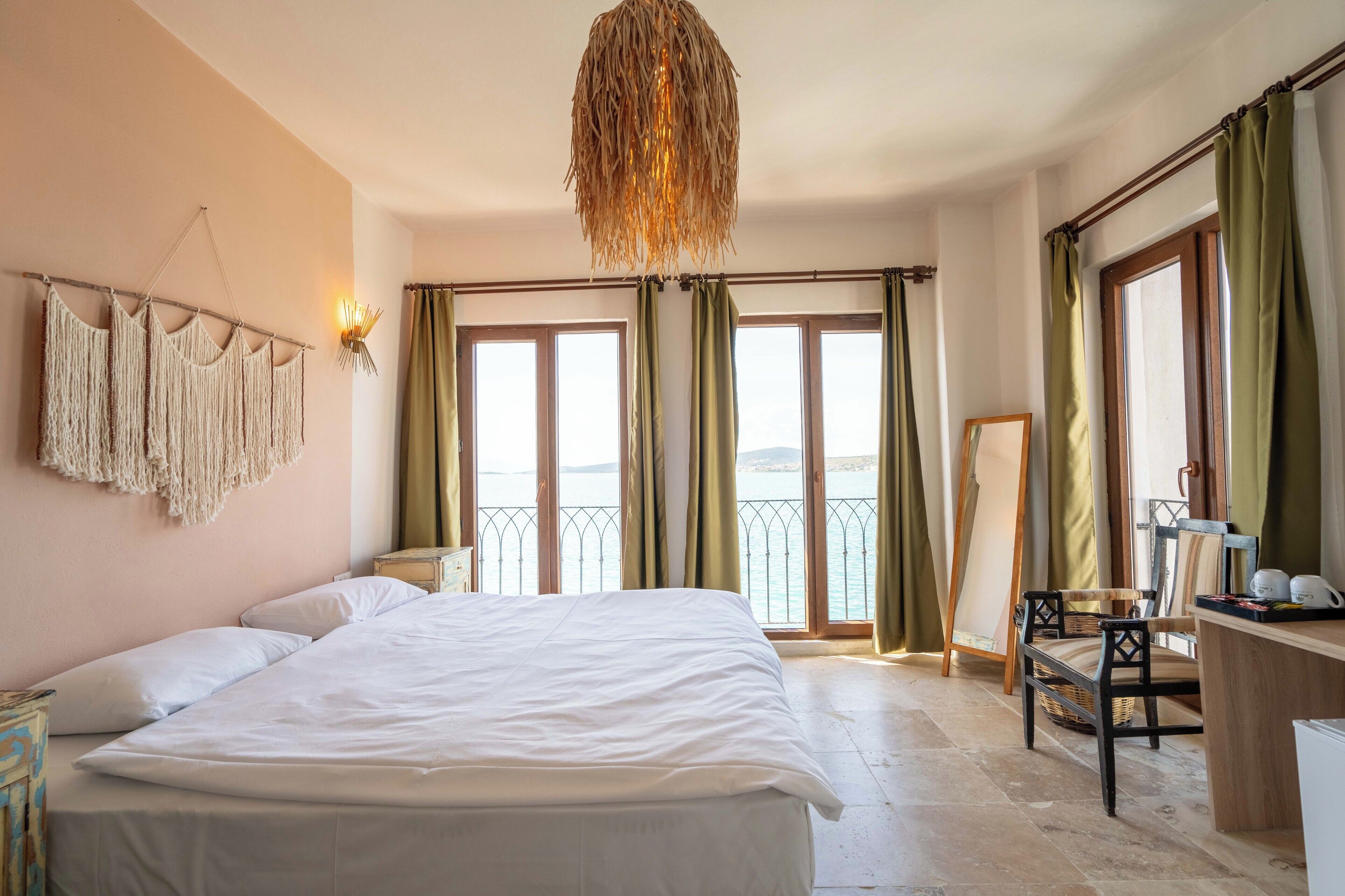 Habitación doble panorámica, vista al mar | Artículos del minibar gratis, wifi gratis y ropa de cama 