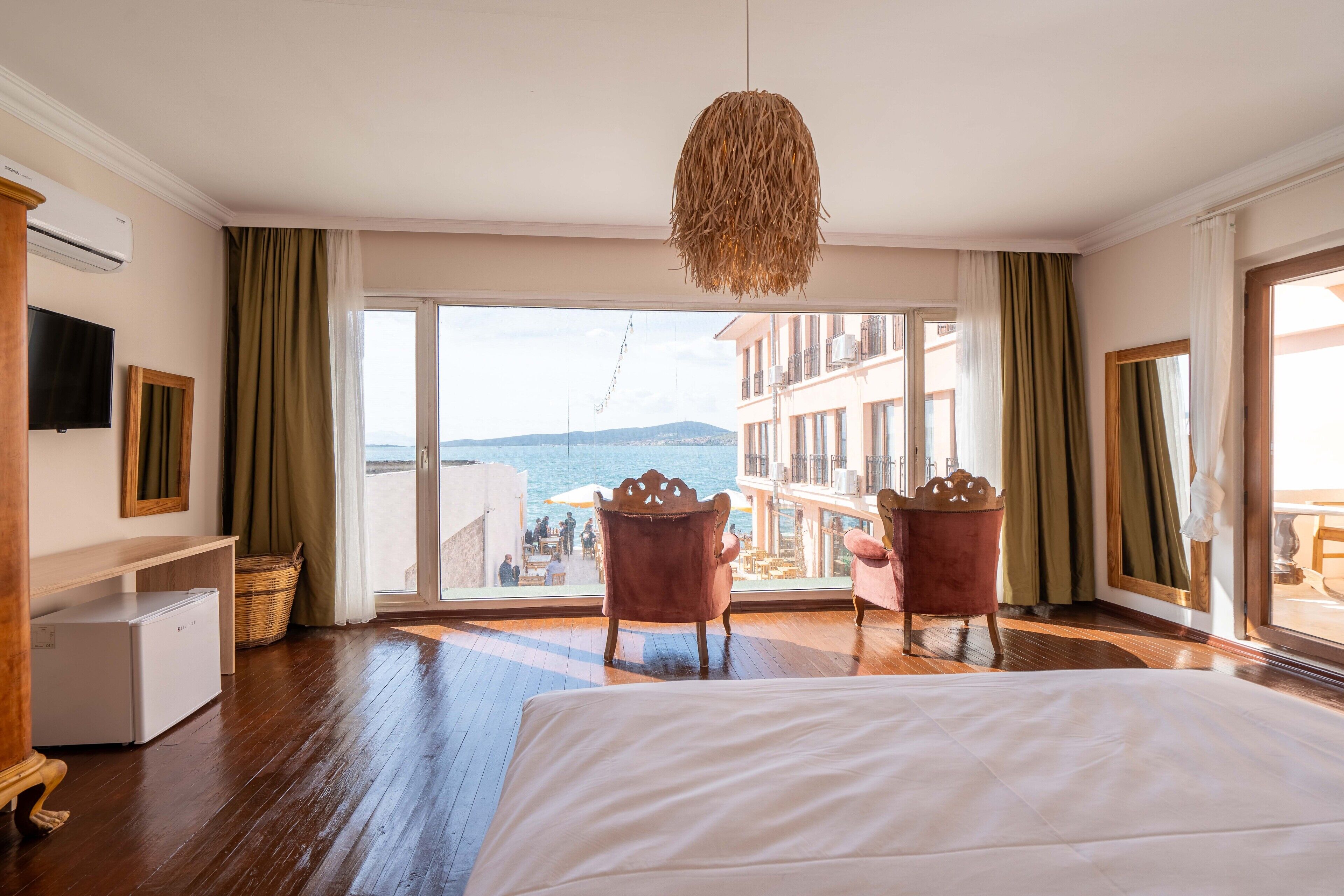 Deluxe-Doppelzimmer, Balkon, Meerblick | Minibar (mit einigen kostenlosen Artikeln), kostenloses WLAN, Bettwäsche