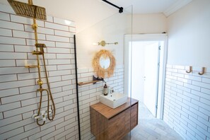 ファミリー 4 人部屋 1 ベッドルーム シティビュー | バスルーム | シャワー、レインフォールシャワー、ヘアドライヤー、スリッパ