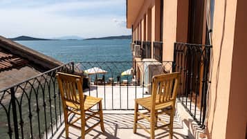 Habitación doble panorámica, 1 cama Queen size, para fumadores, vista al mar | Terraza o patio