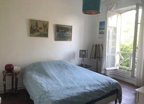4 bedrooms, travel cot, free WiFi, bed sheets - Family house in center village near Forest  (Barbizon)