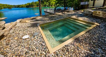 Hot Tub| Sauna| Arbutus Lake| Pines| 15 min to TC!