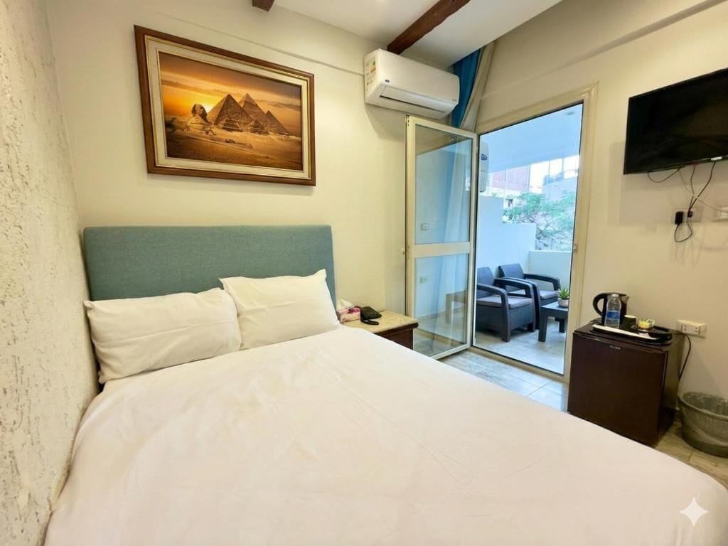 Deluxe Single Room, Balcony, Garden View | Minibar, in-room safe, individually decorated, individually furnished