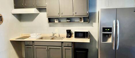 Suite ejecutiva, 2 habitaciones | Cocina privada | Refrigerador, microondas, parrilla de estufa y cafetera y tetera