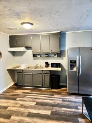 Suite Exécutive, 2 chambres | Cuisine privée | Réfrigérateur, micro-ondes, plaque de cuisson, cafetière/bouilloire