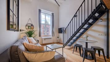 Loft City | 1 sovrum, sängtillbehör av högsta kvalitet och arbetsyta för laptop