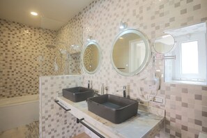Deluxe suite | Badkamer | Gratis toiletartikelen, een haardroger, badjassen, pantoffels
