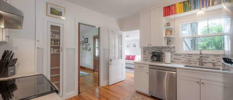 Køleskab, mikrobølgeovn, ovn, kogeplade