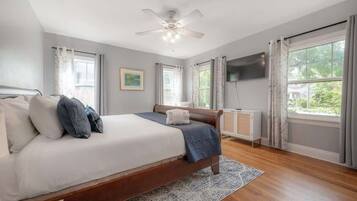 3 bedrooms, desk, iron/ironing board, travel cot