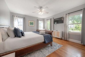 3 habitaciones, escritorio y tabla de planchar con plancha 