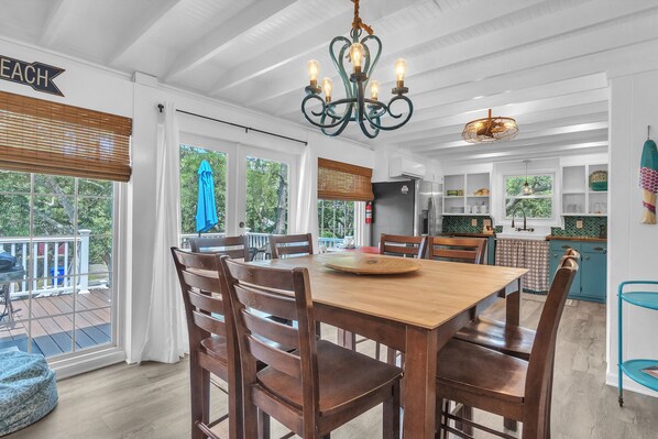 Dining - Tipsy Turtle: Warm and Inviting, Short Walk to the Beach (Oak Island)