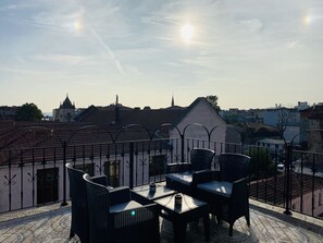 A rooftop terrace with outdoor seating and a view of the cityscape. - Stylish Hotel Old City (Istanbul)