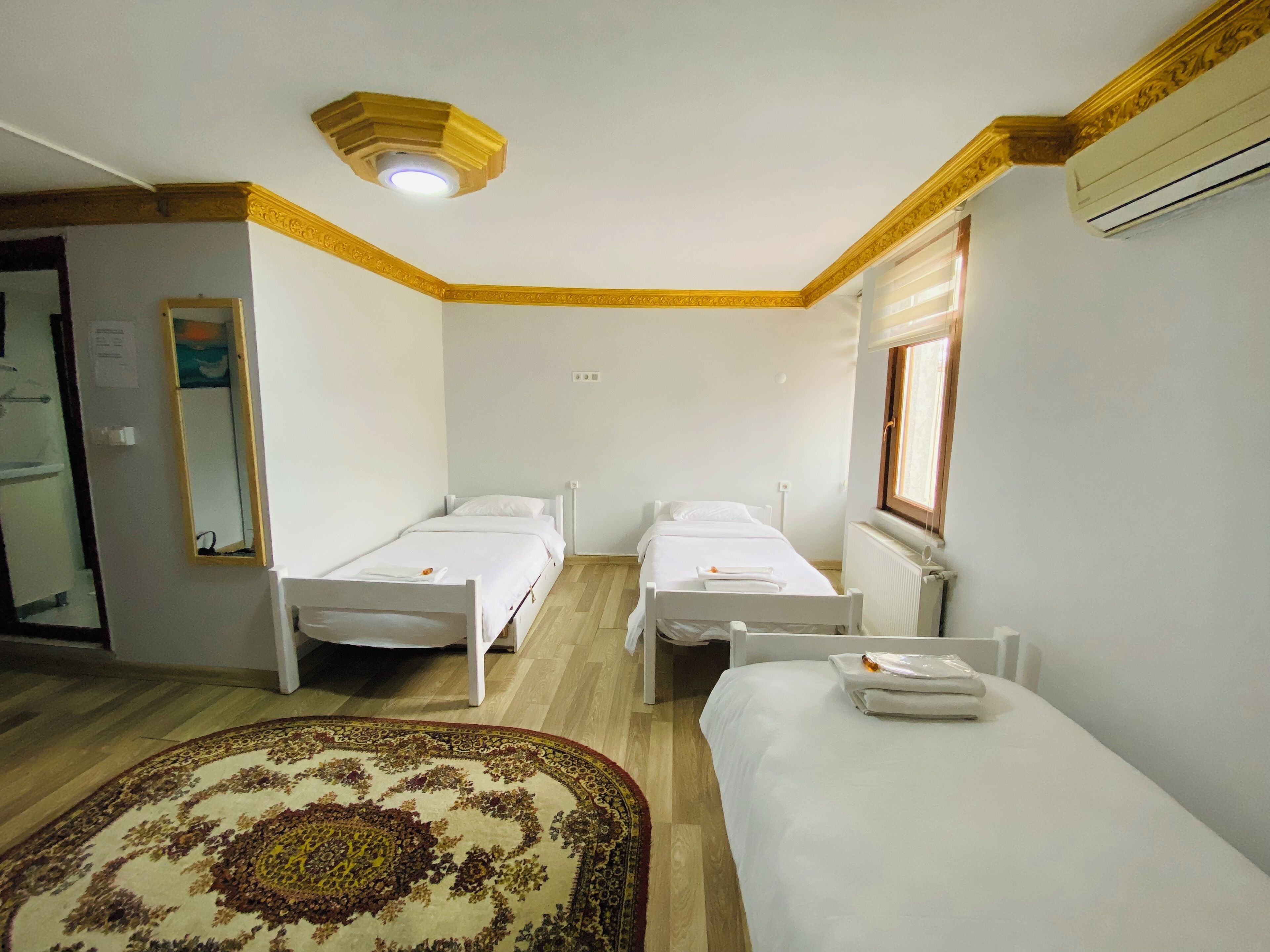 เครื่องนอนระดับพรีเมียม, ตู้นิรภัยในห้องพัก, ห้องเก็บเสียง