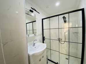 Quarto casal standard | Banheiro | Chuveiro, chuveiro com efeito de chuva, secador de cabelo, chinelos