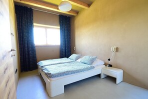 3 habitaciones, tabla de planchar con plancha, wifi y ropa de cama 