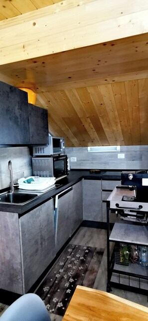 Kylskåp, ugn, spishäll och diskmaskin