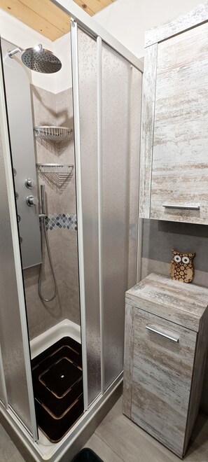 Dusche, Haartrockner, Bidet, Handtücher