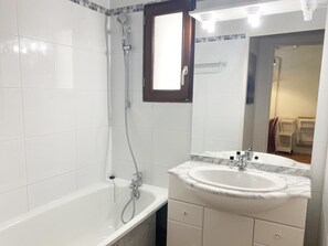Bathtub - 1st floor, view ski slopes, fitness, swimming pool, terrace, tv, ski locker, 57m², Barèges/La Mongie (La Mongie)