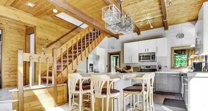 Spacious "Design Lodge" In Woods - Bushkill