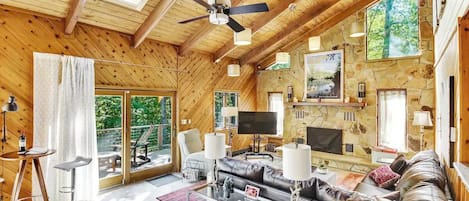 Een smart-tv en een open haard