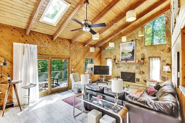Smart TV, fireplace