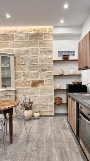 Fridge, oven, stovetop, coffee/tea maker