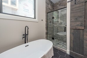 Shower, towels - Chic Dog Friendly Retreat w/ Hot Tub & Fireplace (Oakland)
