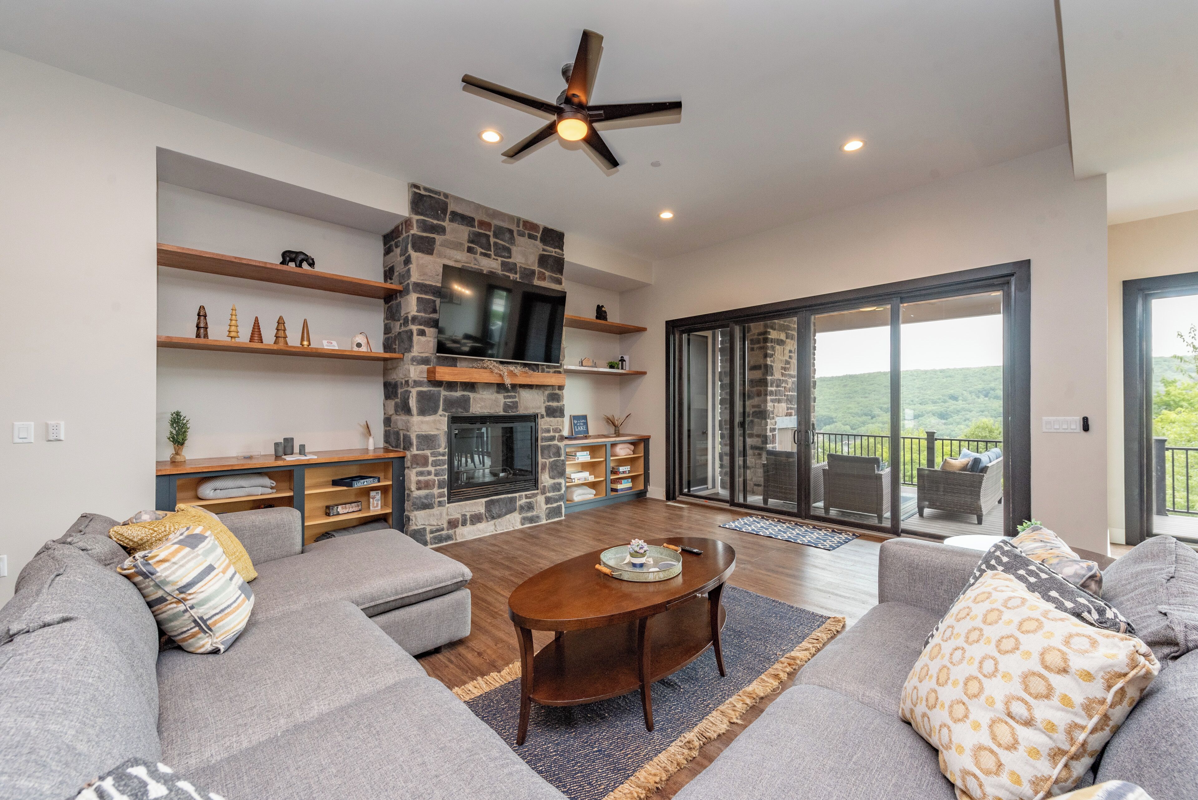 Een smart-tv, een open haard, tafelvoetbal en een tafeltennistafel