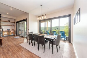 Dining - Chic Dog Friendly Retreat w/ Hot Tub & Fireplace (Oakland)