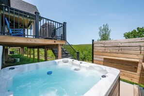 Outdoor spa tub - Chic Dog Friendly Retreat w/ Hot Tub & Fireplace (Oakland)