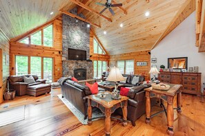 スマートテレビ、暖炉、DVD プレーヤー、ステレオ