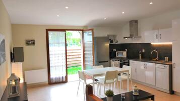 JÀÀkaappi, mikroaaltouuni, uuni, liesi